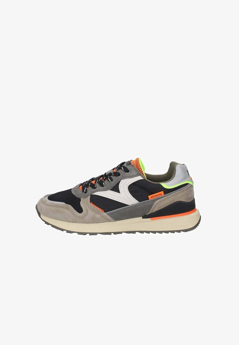 Sneaker met een zwarte mesh bovenkant, grijze suède accenten, wit logo, neon groene en oranje details en een dikke rubberen zool.