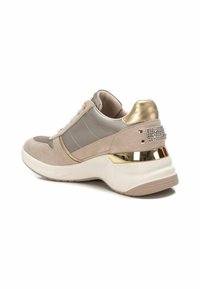 Zapatilla de ante beige con detalles en gris, talón y adornos metálicos dorados, y embellishments brillantes en la parte trasera. Suela blanca gruesa.