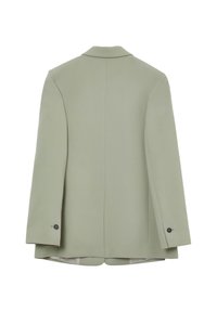 Hellgrüner Blazer mit taillierter Passform, einem Rückenschlitz, Reverskragen und zwei Knöpfen an den Ärmeln. Glatte Textur, minimale Details.