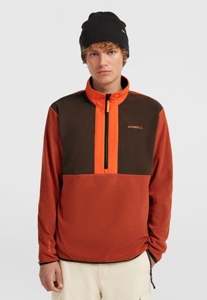 Fleece-Pullover in Rost, Braun und Orange mit hohem Kragen, Brustreißverschluss und Logodetail. Verfügt über eine glatte Textur und lange Ärmel.