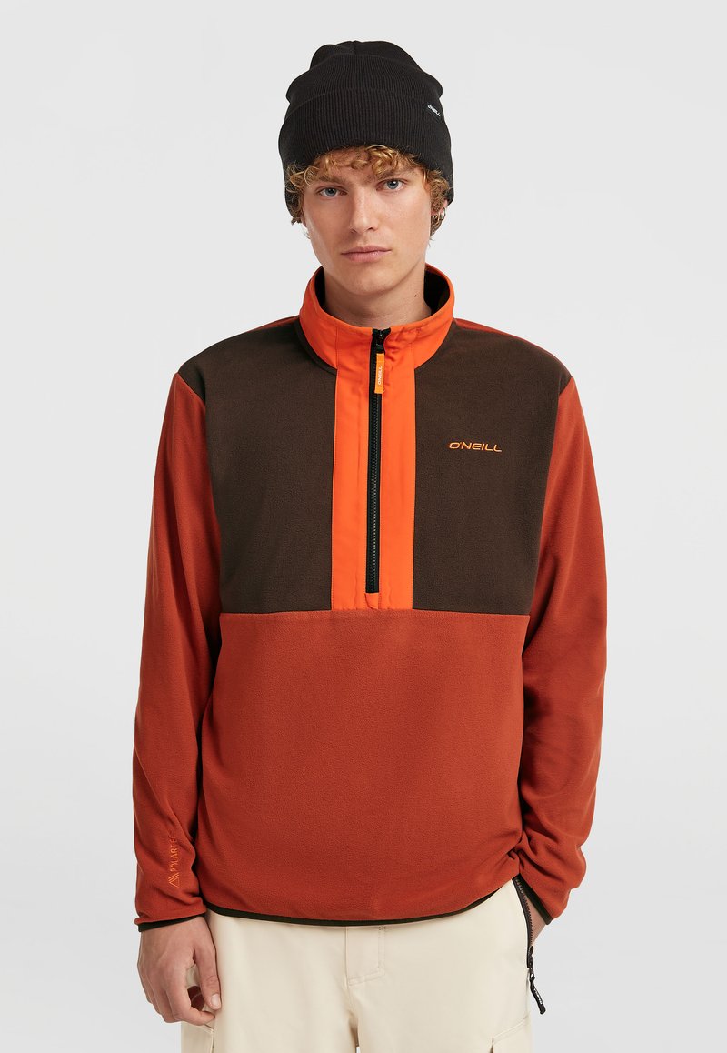 Fleece-Pullover in Rost, Braun und Orange mit hohem Kragen, Brustreißverschluss und Logodetail. Verfügt über eine glatte Textur und lange Ärmel.