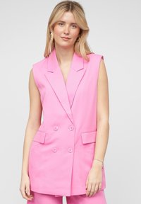 Blazer sans manches rose avec fermeture à double boutonnage, cols à cran et deux poches avant ; confectionné en tissu lisse et léger.
