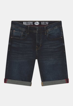 Donkerblauwe denim shorts met opgerolde zomen. Heeft twee voorzakken, contrasterende stiksels en een label op de tailleband dat maat 152 aangeeft.
