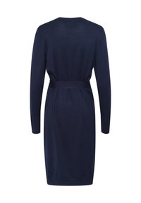 Robe en tricot bleu marine, avec des manches longues, une taille ceinturée et une jupe légèrement cintrée avec des plis au dos pour plus de forme.