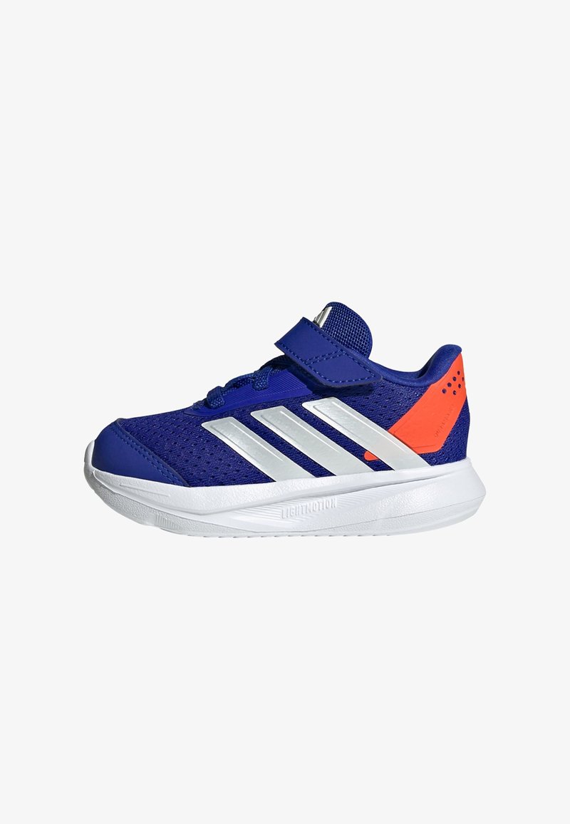 Zapatilla deportiva azul para niño con rayas blancas, detalle naranja en el talón, cierre de Velcro y suela blanca con la etiqueta "Lightmotion".