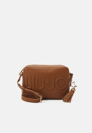 Sac bandoulière en cuir marron avec logo embossé "LIU JO", bandoulière réglable et breloque à pampilles avec détail étoile sur fond uni.