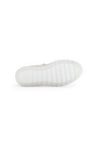 Witte sneaker met een gestructureerde rubberen zool, voorzien van groeven en een subtiele merknaam. Schoon ontwerp, ronde vorm en minimale details.