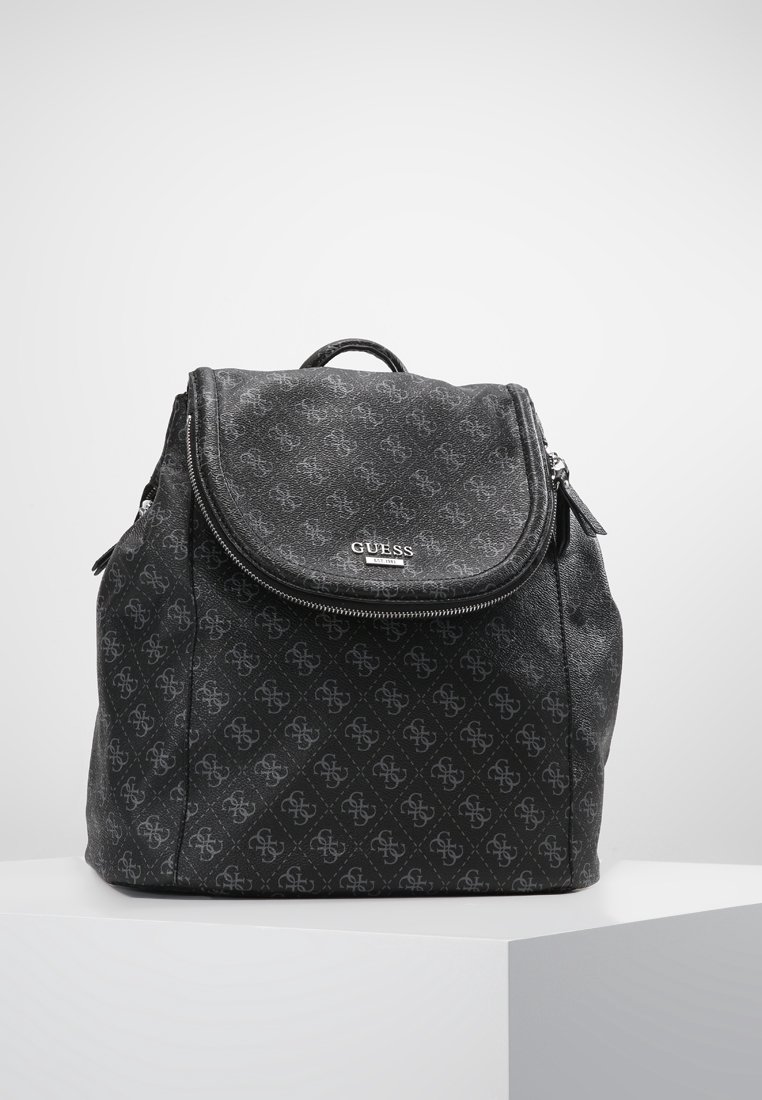 Zwarte nep leren rugzak met een ronde flap, ritsluiting, embossed logo patroon en een zijrits tas. Gladde textuur met metalen hardware.