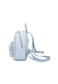Sac à dos en faux cuir bleu clair avec quincaillerie dorée, deux compartiments zippés et des bretelles réglables. Surface texturée avec une poche latérale.