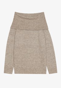 Beige strikket genser med en bred, brettet hals, lange ermer og ribbede mansjetter og hem. Teksturen virker myk og lett strukturert.