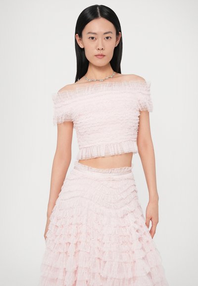 Ροζ crop top με ακάλυπτους τους ώμους και υφή με βολάν, συνδυασμένο με φούστα σε στρώσεις και εφαρμοστή μέση.