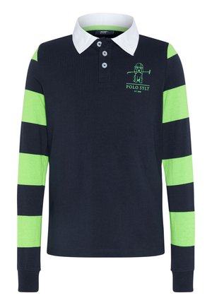 Granatowy szwedzki shirt do rugby z białym kołnierzem, zielono-granatowymi paskami na rękawach oraz zielonym logo psa grającego w polo na lewej piersi.