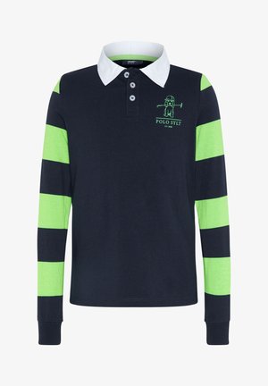 Granatowy szwedzki shirt do rugby z białym kołnierzem, zielono-granatowymi paskami na rękawach oraz zielonym logo psa grającego w polo na lewej piersi.