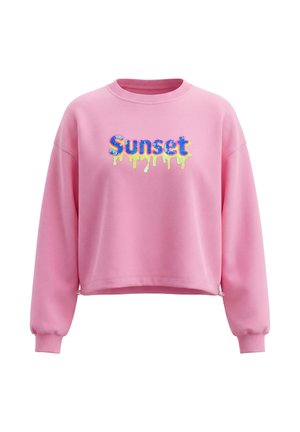Lyserød langærmet sweatshirt med ribstrikkede ærmekanter og teksten "Sunset" i blåt og gult dryppende malingdesign foran.