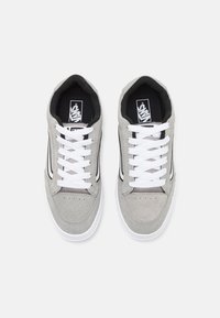 Grijze suède en mesh sneakers met witte veters, zwarte accenten en een witte rubberen zool. Perforaties op de neus dragen bij aan de ademend vermogen.