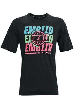 Czarna koszulka Under Armour z napisem „EMBIID” w niebieskich, zielonych i różowych literach oraz różowym globusem w centrum.