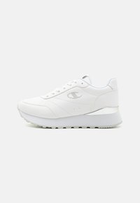 Witte sneaker met een glad leren bovenwerk, ronde neus, vetersluiting, subtiele logo en een stevige witte zool met een metallic accent.