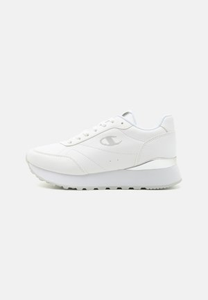 Sneaker bianco con tomaia in pelle liscia, punta tonda, design con lacci, logo discreto e suola bianca chunky con un accento metallico.