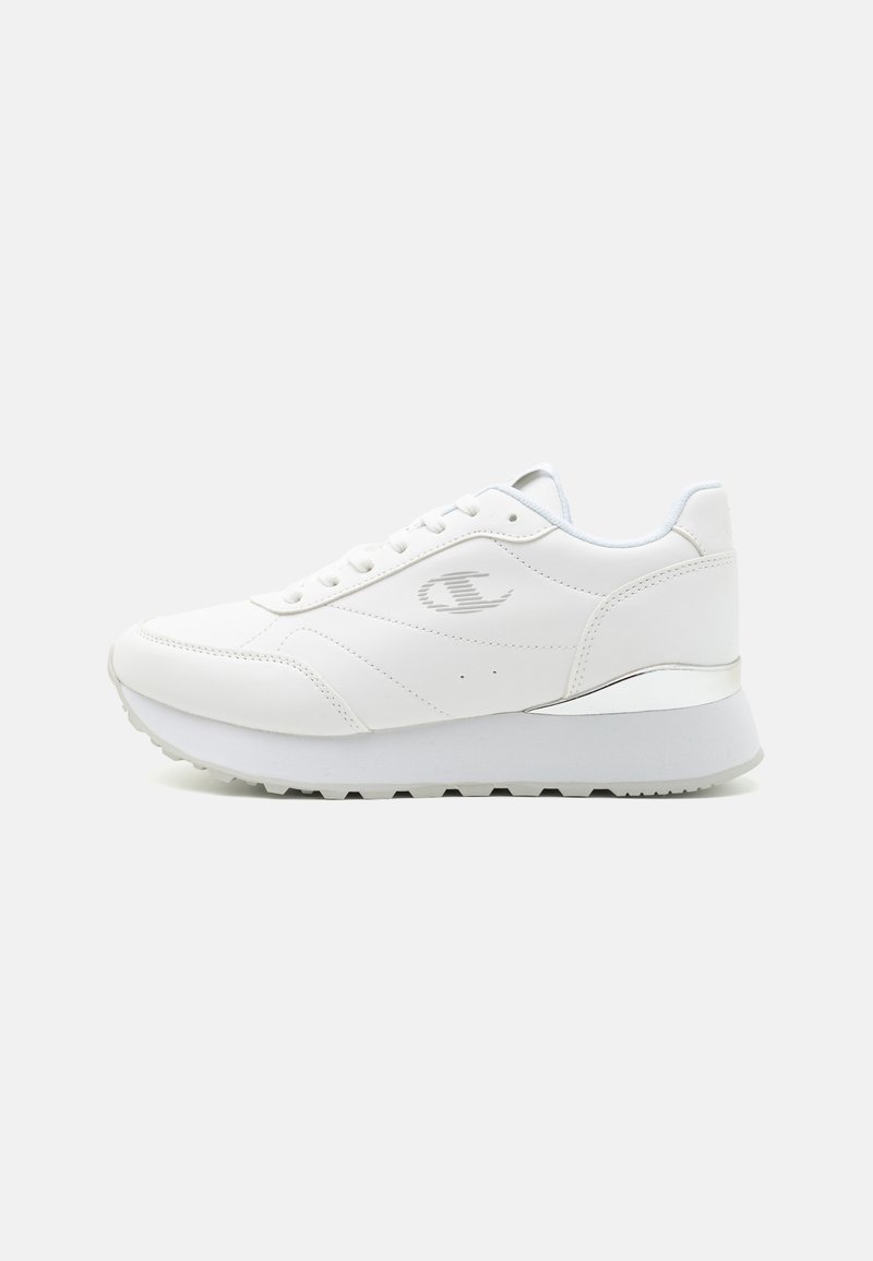 Witte sneaker met een glad leren bovenwerk, ronde neus, vetersluiting, subtiele logo en een stevige witte zool met een metallic accent.