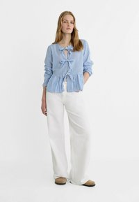 Stradivarius STRIPED WITH BOWS - Bluza - light blue