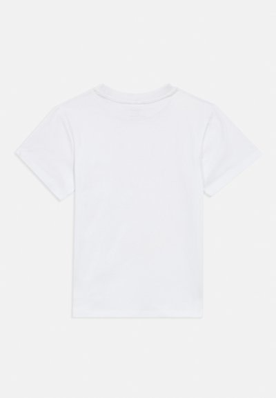 Λευκό απλό κοντομάνικο μπλουζάκι, απλωμένο επίπεδα, που δείχνει την πίσω πλευρά με στρογγυλή λαιμόκοψη σε λευκό φόντο.