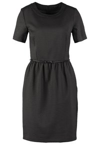Robe noire texturée à manches courtes avec encolure ronde et fine ceinture tressée à la taille.