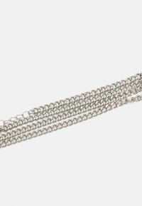 Corrente de metal prateado com várias camadas e elos redondos, exibindo uma textura suave e um brilho uniforme. Ideal para diversos acessórios.