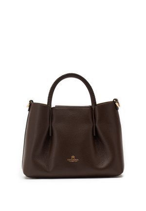 Sac à main en cuir marron foncé avec deux anses et texte de logo doré centré près du bas sur fond blanc.