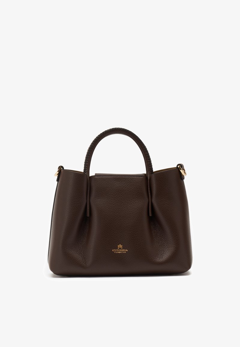 Sac à main en cuir marron foncé avec deux anses et texte de logo doré centré près du bas sur fond blanc.