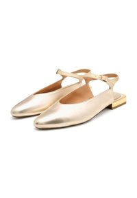 Ballerine slingback in metallizzato oro con punta affusolata, superficie leggermente texturizzata e un piccolo tacco a blocco, dotate di una sottile fascia alla caviglia regolabile.