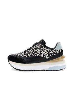 Sneaker con stampa leopardata in bianco e nero, con suola beige, bianca e azzurro chiaro, lacci neri e tab retro azzurro chiaro.