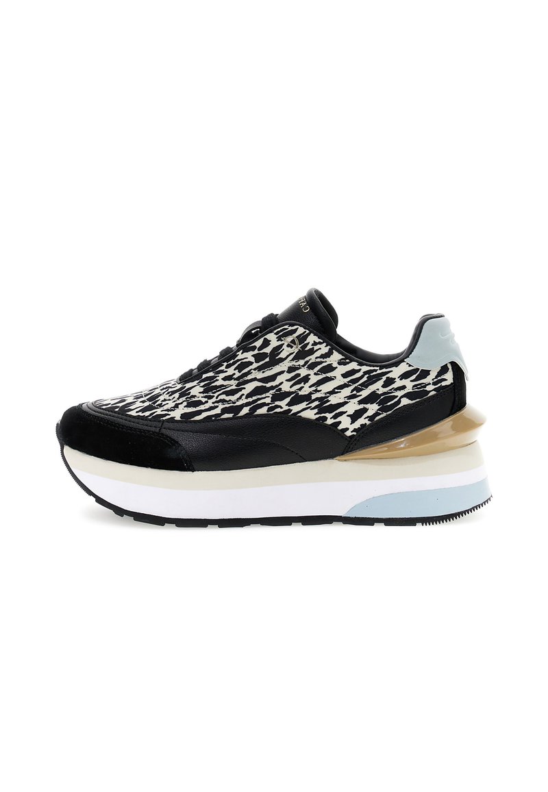 Sneaker con stampa leopardata in bianco e nero, con suola beige, bianca e azzurro chiaro, lacci neri e tab retro azzurro chiaro.