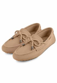 Beige Segelschuhe aus Canvas mit geflochtenen Schnürsenkeln und metallischen Akzenten. Strukturierte Oberfläche und flexible Sohle mit kleinen Gummi-Noppen für besseren Halt.