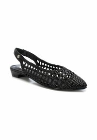 Zapato negro de tela trenzada con tirante trasero, puntera afilada, que presenta un tacón bajo y un patrón de cortes para ventilación. Forro interior suave y herrajes sutiles.