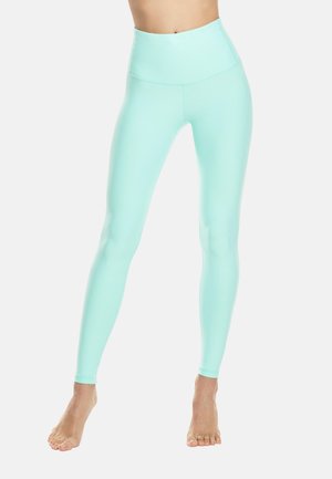 Leggings verde menta a vita alta con una texture liscia ed elastica e un design aderente, che si restringe fino alle caviglie. Senza pattern o accenti visibili.