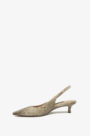 Beige slingback kittenheel met puntige neus, textuur met slangenhuidmotief en lage gebogen hak.