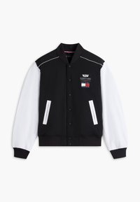 Μαύρο και λευκό varsity τζάκετ με κουμπιά πίεσης, δύο μπροστινές τσέπες και τα λογότυπα της Cadillac Formula Team και της Tommy Hilfiger στο στήθος.
