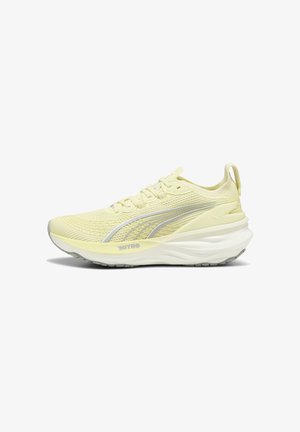 Baskets de sport jaune clair avec une tige texturée, des accents gris et une semelle rembourrée. Dispose d'un laçage et d'une languette au talon.