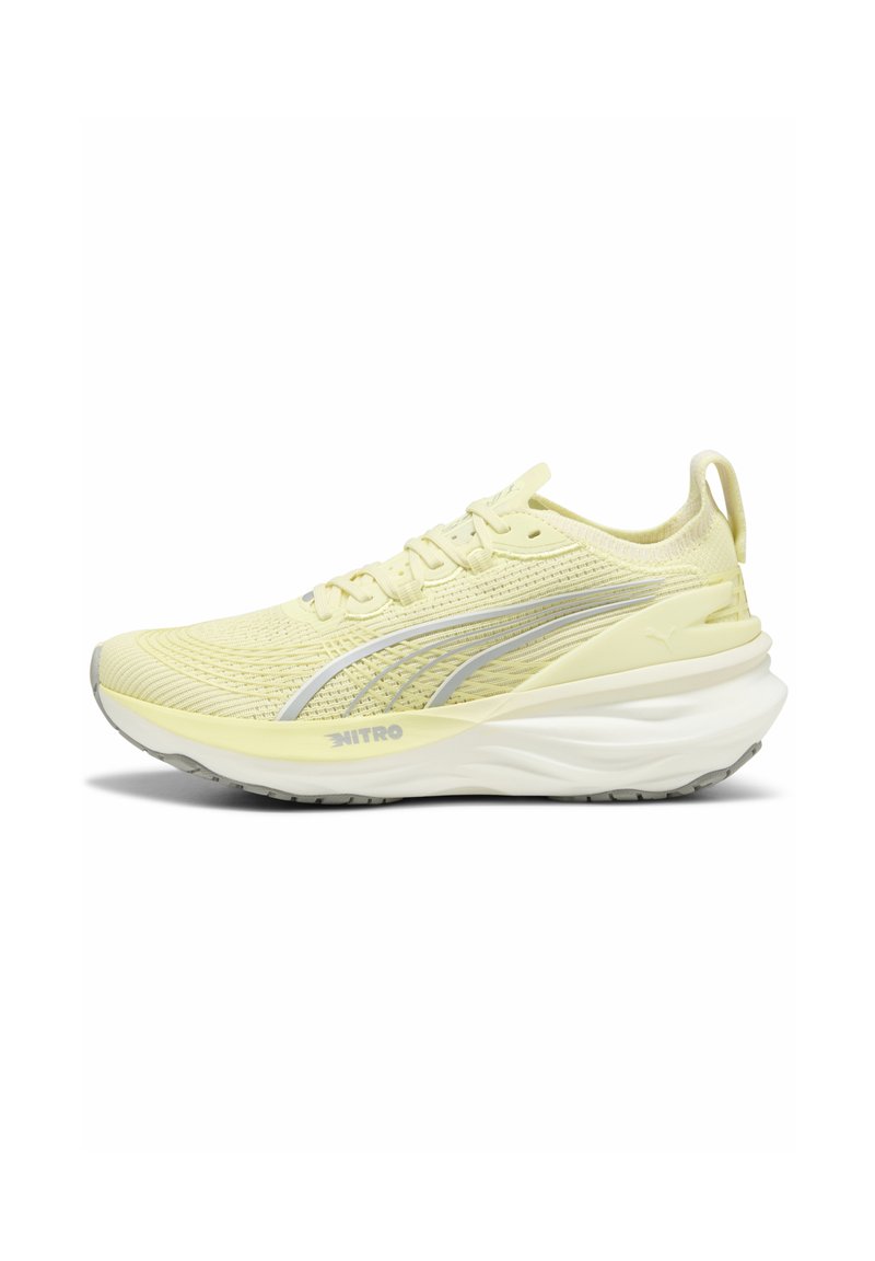 Baskets de sport jaune clair avec une tige texturée, des accents gris et une semelle rembourrée. Dispose d'un laçage et d'une languette au talon.