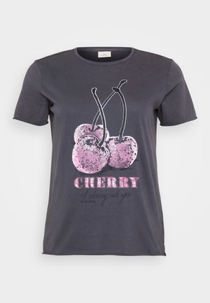 Graues T-Shirt mit einem Kirsch-Design in pinkem Glitzer, dem Wort "CHERRY" in fettgedrucktem Pink und zusätzlichem Text in Schwarz.