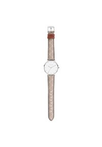 Runde silberne Uhr mit einem weißen Ziffernblatt, umgeben von einem schmalen metallic Bezel. Brauner Lederarmband mit weißen Nähten und geometrischem Muster.