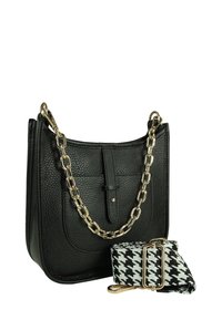 Zwarte leren handtas met een gestructureerde afwerking, voorzien van een gouden kettingriem en een afneembare zwart-wit geruite riem in pied-de-poule patroon.