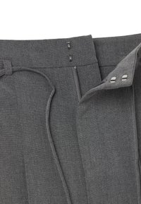 Pantalones grises con una tela texturizada, que presentan una cremallera, dos botones metálicos y un cinturón de tela. Líneas limpias con un diseño a medida.