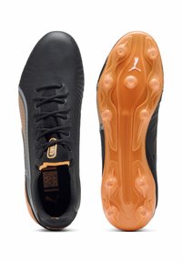 Svarta fotbollsskor med texturerad överdel, meshdetaljer, orange accenter och en mönstrad gummisula med flera dobbar för grepp.