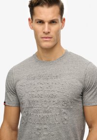 Superdry & Co - T-shirt z nadrukiem