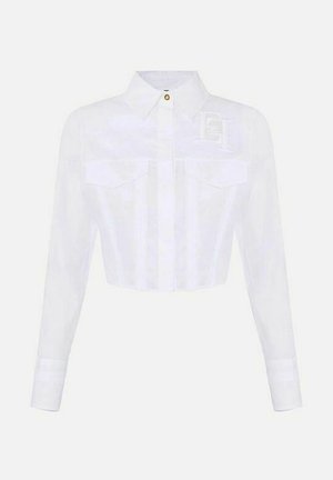 Camicia bianca corta con bottoni, maniche lunghe, tasche sul petto e un piccolo logo ricamato sulla parte superiore sinistra.