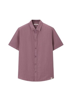Kurzärmliges Hemd zum Knöpfen in gedämpftem Mauve mit klassischem Kragen und kleinem Etikett nahe dem Saum vor weißem Hintergrund.