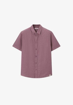 Kurzärmliges Hemd zum Knöpfen in gedämpftem Mauve mit klassischem Kragen und kleinem Etikett nahe dem Saum vor weißem Hintergrund.
