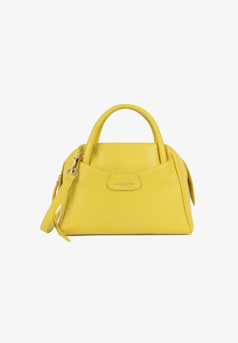 Gelbe Ledertasche mit abgerundetem oberen Griff, einem abnehmbaren Schulterriemen und einem Logo-Akzent auf der Vorderseite. Glatte Textur und strukturierte Form.