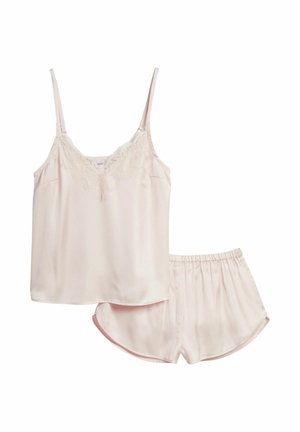Hellrosa Satin-Camisole mit Spitzenbesatz kombiniert mit passenden Shorts mit elastischem Bund als Pyjama-Set auf weißem Hintergrund.